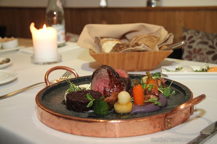 Vecrīgas zivju restorāns «Le Dome» prezentē jauno ēdienkarti piedāvājumu - Pamatēdiens - Latvijas mežos nomedīta brieža fileja ar karamelizētiem kāpos 137541