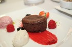 Vecrīgas zivju restorāns «Le Dome» prezentē jauno ēdienkarti piedāvājumu - Deserti – «Valrhona» šokolādes fondāns ar tonkas pupu krēmu un pašgatavotu  24
