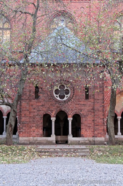 13. gadsimtā celtā Rīgas Doma krusteja ir izcils agrās gotikas meistardarbs Baltijā. Krustejā eksponētas vairākas Rīgas vēstures un kuģniecības muzeja 137650