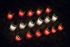 Vairāki tūkstoši cilvēku ar svecītēm un nelielām lāpām rokās Lācplēša dienas vakarā no Rīgas Brāļu kapiem devās gājienā uz 11. novembra krastmalu 1