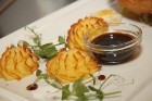 Kapāts stirnas gaļas bifšteks kraukšķīgā filo mīklas groziņā ar paipalu vēršacīm un duchesse kartupeļiem 19