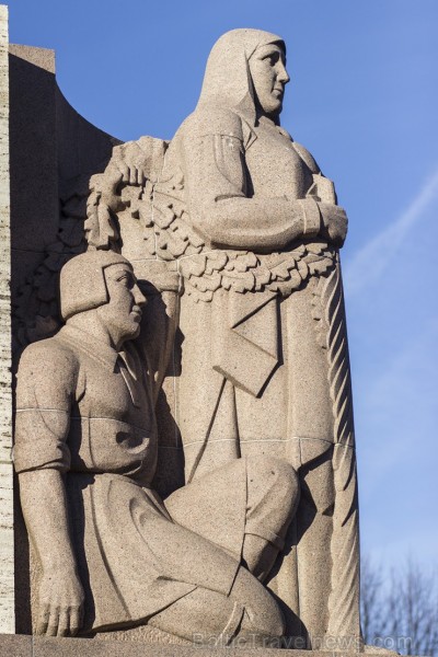 Brīvības piemineklis ideju par neatkarību izsaka arhitektūras valodā – vērienīgās skulptūras izkārtotas vairākos līmeņos, atgādinot par Latvijai nozīm 138094