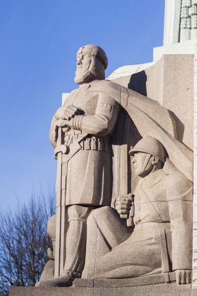 Brīvības piemineklis ideju par neatkarību izsaka arhitektūras valodā – vērienīgās skulptūras izkārtotas vairākos līmeņos, atgādinot par Latvijai nozīm 138095