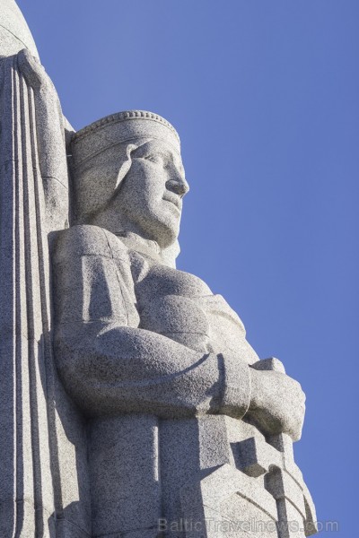 Brīvības piemineklis ideju par neatkarību izsaka arhitektūras valodā – vērienīgās skulptūras izkārtotas vairākos līmeņos, atgādinot par Latvijai nozīm 138097