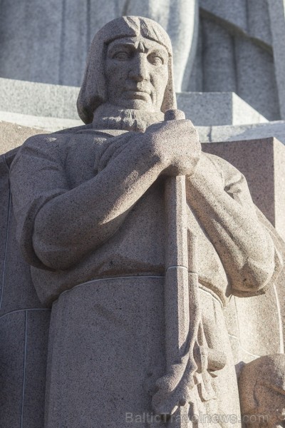 Brīvības piemineklis ideju par neatkarību izsaka arhitektūras valodā – vērienīgās skulptūras izkārtotas vairākos līmeņos, atgādinot par Latvijai nozīm 138098