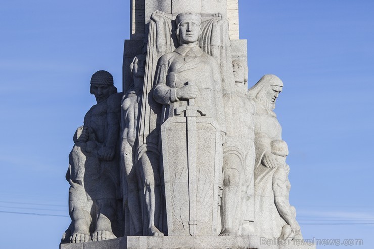 Brīvības piemineklis ideju par neatkarību izsaka arhitektūras valodā – vērienīgās skulptūras izkārtotas vairākos līmeņos, atgādinot par Latvijai nozīm 138101
