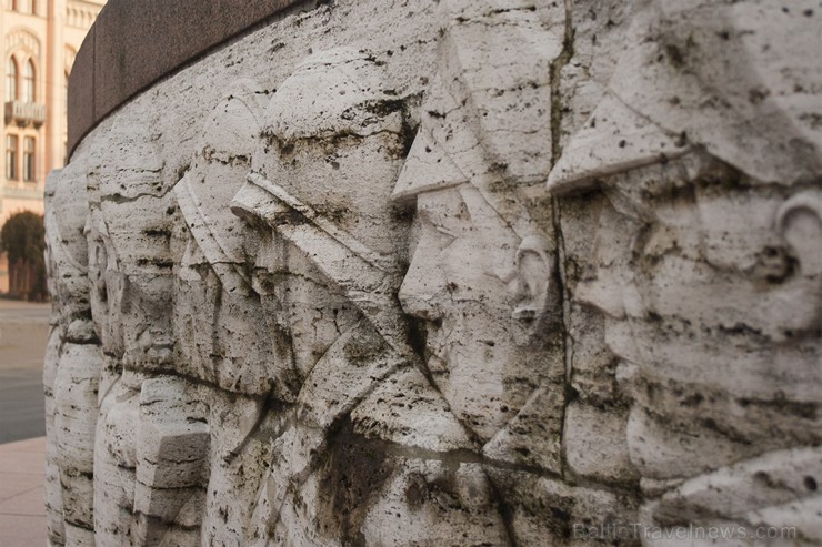 Brīvības piemineklis ideju par neatkarību izsaka arhitektūras valodā – vērienīgās skulptūras izkārtotas vairākos līmeņos, atgādinot par Latvijai nozīm 138107