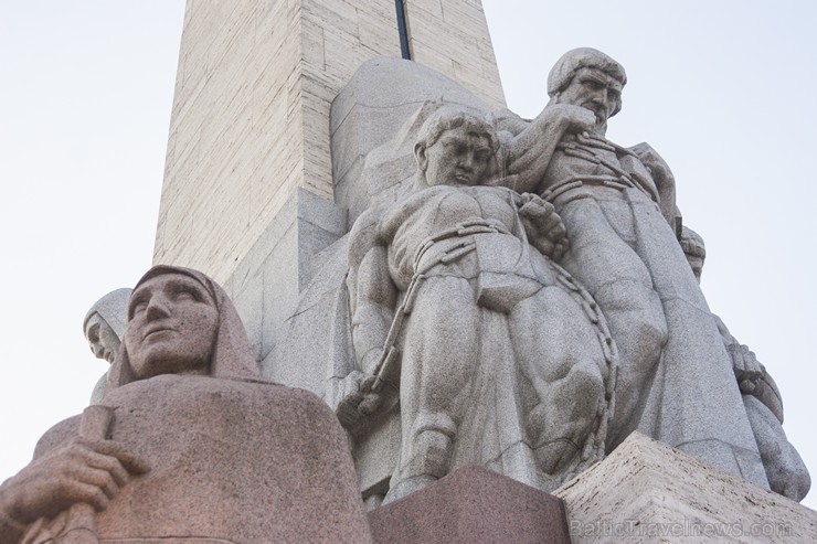 Brīvības piemineklis ideju par neatkarību izsaka arhitektūras valodā – vērienīgās skulptūras izkārtotas vairākos līmeņos, atgādinot par Latvijai nozīm 138110