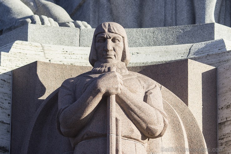 Brīvības piemineklis ideju par neatkarību izsaka arhitektūras valodā – vērienīgās skulptūras izkārtotas vairākos līmeņos, atgādinot par Latvijai nozīm 138117