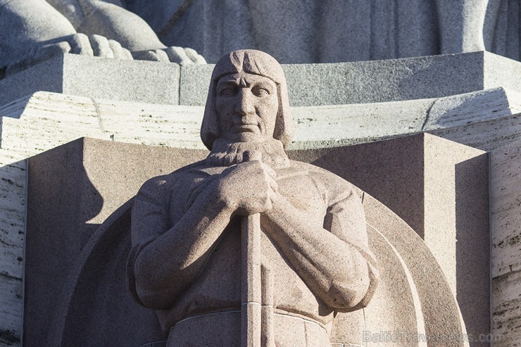 Brīvības piemineklis ideju par neatkarību izsaka arhitektūras valodā – vērienīgās skulptūras izkārtotas vairākos līmeņos, atgādinot par Latvijai nozīm Brīvības piemineklis ideju par neatkarību izsaka arhitektūras valodā – vērienīgās skulptūras izkārtotas vairākos līmeņos, atgādinot par Latvijai nozīm 138117