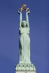 Piemineklis noslēdzas ar granīta obelisku, virs tā – Brīvības tēls, varā kalta sievietes statuja, kas virs galvas tur trīs zelta zvaigznes, Latvijas k 16