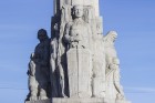 Brīvības piemineklis ideju par neatkarību izsaka arhitektūras valodā – vērienīgās skulptūras izkārtotas vairākos līmeņos, atgādinot par Latvijai nozīm 8