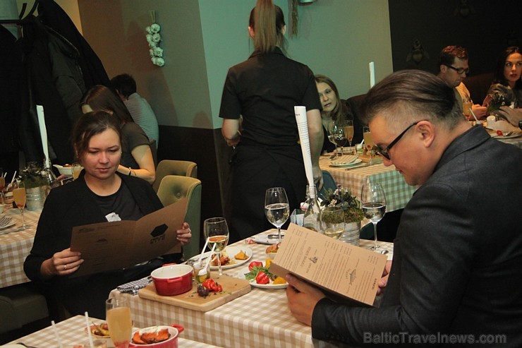 Vecrīgas restorāns «Melnā bite» nonāk populārā restorāna «International Rīga» pārvaldījumā