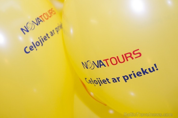Baltijas lielākais tūroperators Novatours kopā ar sadarbības partneriem no vairākām vietām Rīgā debesīs palaiž 75 dzeltenus balonus ar dāvanu kartēm 138604