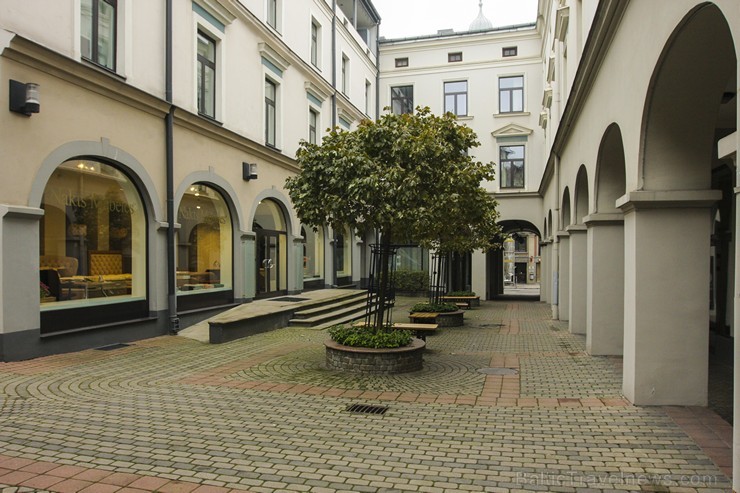 Starp burvīgi atjaunotām vēsturiskajām ēkām apmeklētāji var pastaigāties un apmeklēt modernus veikalus, kafejnīcas, restorānus un galerijas, kas, šķie Starp burvīgi atjaunotām vēsturiskajām ēkām apmeklētāji var pastaigāties un apmeklēt modernus veikalus, kafejnīcas, restorānus un galerijas, kas, šķie 138839