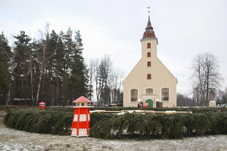 Skultē atklāts Latvijā lielākais adventa vainags 139077