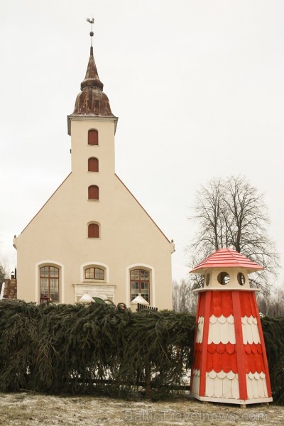Skultē atklāts Latvijā lielākais adventa vainags 139078
