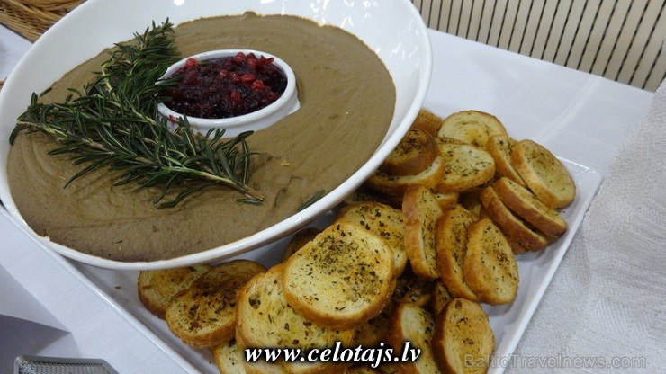 Rudenim nākot, ēdiens latvieša galdā kļūs sātīgāks. Rudenī svinēs Miķeļdienu un Mārtiņdienu, krāsnī ceps pildītu gaili vai zosi, saldajam – ābolkūku v Rudenim nākot, ēdiens latvieša galdā kļūs sātīgāks. Rudenī svinēs Miķeļdienu un Mārtiņdienu, krāsnī ceps pildītu gaili vai zosi, saldajam – ābolkūku v 139200