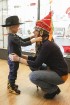 Ziemassvētku meistar klase pulcē bērnus muzejā «Cepures pasaule» 17