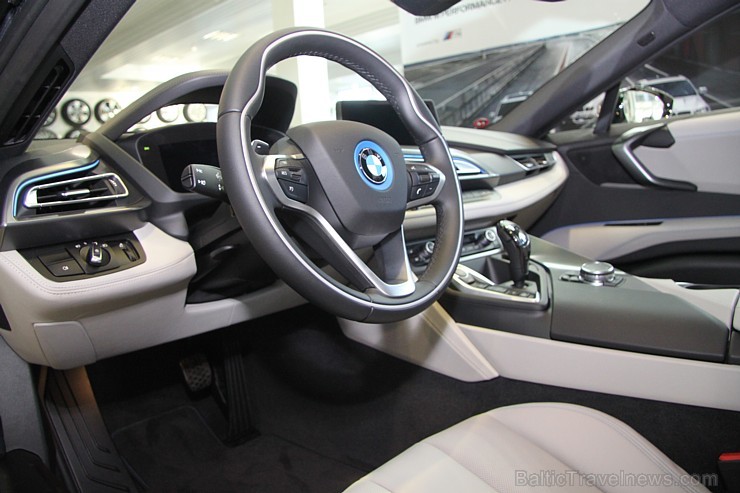 Jaunais elektro sporta automobilis BMW i8 ir ienācis Latvijā un jau pārdots 139790