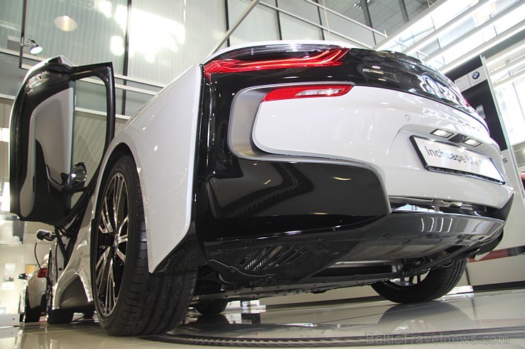 Jaunais elektro sporta automobilis BMW i8 ir ienācis Latvijā un jau pārdots 139799