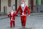 Ziemassvētku vecīšu labdarības skrējiens pulcē Vecrīgā rīdziniekus un viesus 25