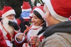 Ziemassvētku vecīšu labdarības skrējiens pulcē Vecrīgā rīdziniekus un viesus 40
