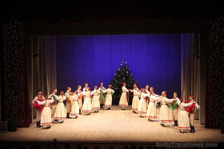 Ogres bērnu un jauniešu deju kolektīvs «Pīlādzītis» 20.12.2014 izdejo Ziemassvētku programmu 140175