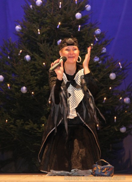 Ogres bērnu un jauniešu deju kolektīvs «Pīlādzītis» 20.12.2014 izdejo Ziemassvētku programmu 140177