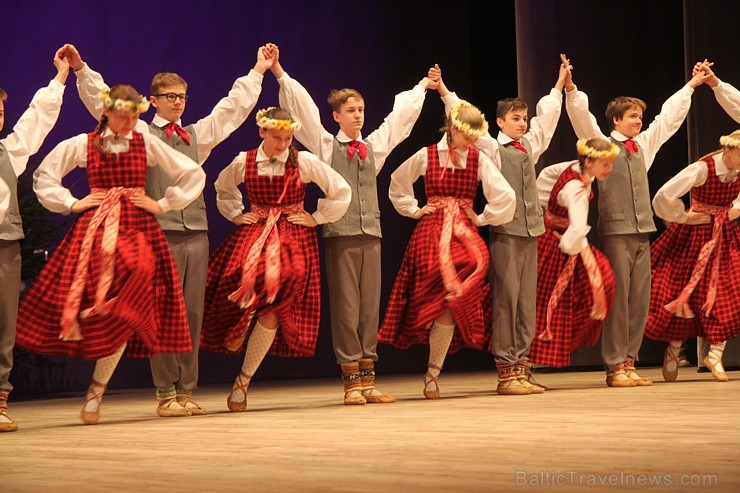 Ogres bērnu un jauniešu deju kolektīvs «Pīlādzītis» 20.12.2014 izdejo Ziemassvētku programmu. Vairāk informācijas par Ogri - www.LatvijasCentrs.lv Ogres bērnu un jauniešu deju kolektīvs «Pīlādzītis» 20.12.2014 izdejo Ziemassvētku programmu. Vairāk informācijas par Ogri - www.LatvijasCentrs.lv 140195