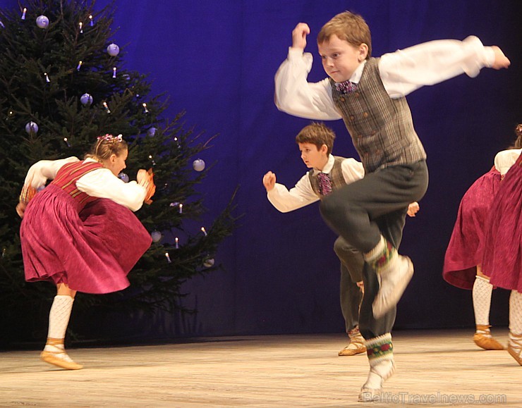 Ogres bērnu un jauniešu deju kolektīvs «Pīlādzītis» 20.12.2014 izdejo Ziemassvētku programmu. Vairāk informācijas par Ogri - www.LatvijasCentrs.lv Ogres bērnu un jauniešu deju kolektīvs «Pīlādzītis» 20.12.2014 izdejo Ziemassvētku programmu. Vairāk informācijas par Ogri - www.LatvijasCentrs.lv 140196