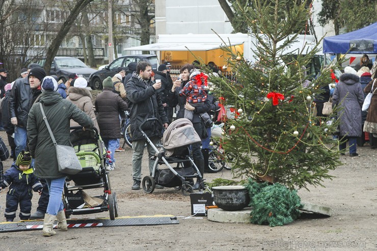 Ziemassvētku tirdziņš Čiekurkalna krustcelēs vieno tuvējās apkārtnes iedzīvotājus 140213
