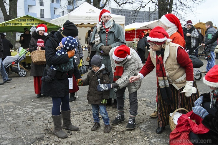 Ziemassvētku tirdziņš Čiekurkalna krustcelēs vieno tuvējās apkārtnes iedzīvotājus 140220
