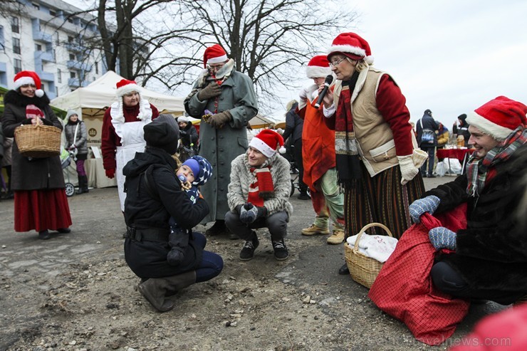Ziemassvētku tirdziņš Čiekurkalna krustcelēs vieno tuvējās apkārtnes iedzīvotājus 140221