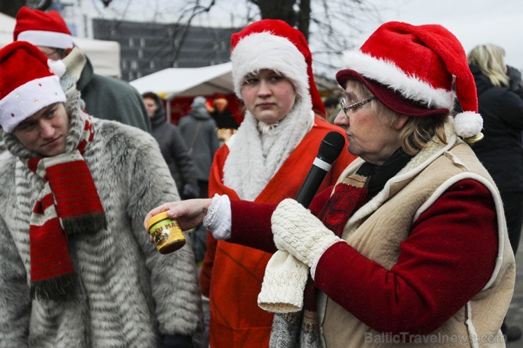 Ziemassvētku tirdziņš Čiekurkalna krustcelēs vieno tuvējās apkārtnes iedzīvotājus 140222