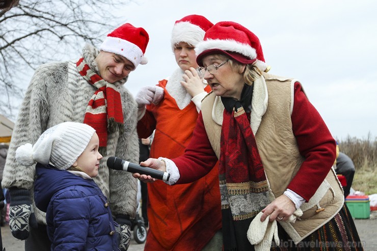 Ziemassvētku tirdziņš Čiekurkalna krustcelēs vieno tuvējās apkārtnes iedzīvotājus 140225