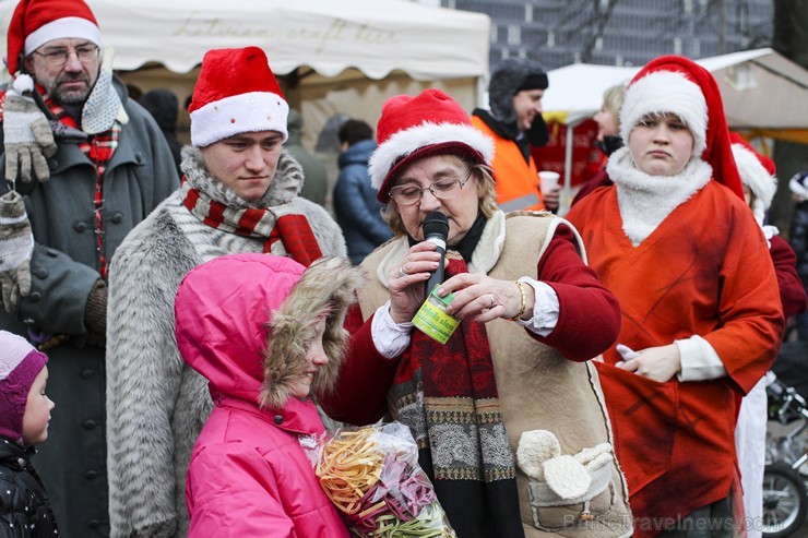 Ziemassvētku tirdziņš Čiekurkalna krustcelēs vieno tuvējās apkārtnes iedzīvotājus 140229