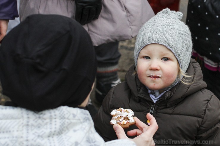 Ziemassvētku tirdziņš Čiekurkalna krustcelēs vieno tuvējās apkārtnes iedzīvotājus 140230