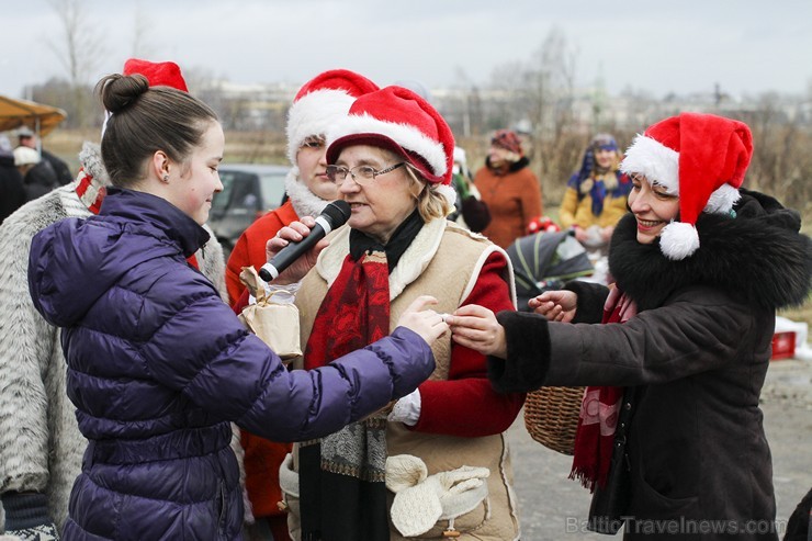 Ziemassvētku tirdziņš Čiekurkalna krustcelēs vieno tuvējās apkārtnes iedzīvotājus 140232