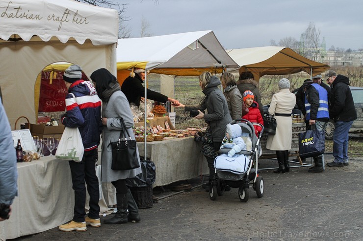Ziemassvētku tirdziņš Čiekurkalna krustcelēs vieno tuvējās apkārtnes iedzīvotājus 140233