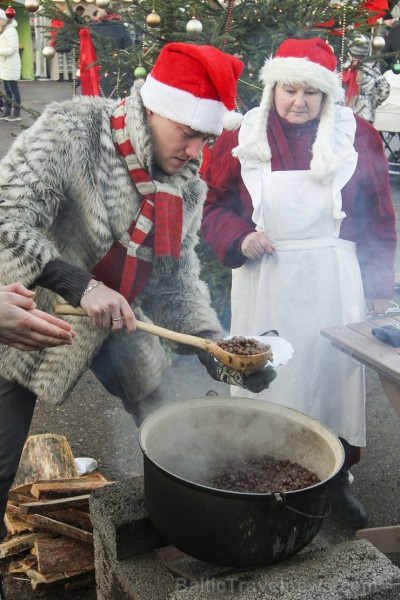 Ziemassvētku tirdziņš Čiekurkalna krustcelēs vieno tuvējās apkārtnes iedzīvotājus 140234
