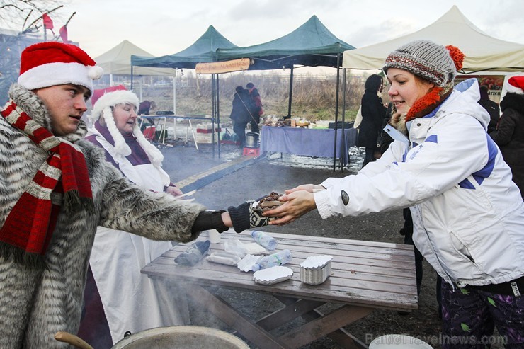 Ziemassvētku tirdziņš Čiekurkalna krustcelēs vieno tuvējās apkārtnes iedzīvotājus 140235