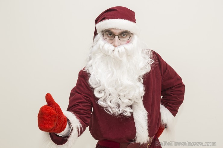 Ziemassvētku vecītis ir folkloras tēls, kurš, pēc vairāku kultūru tradīcijām, Ziemassvētku vakarā (24. decembrī) nes dāvanas bērniem Ziemassvētku vecītis ir folkloras tēls, kurš, pēc vairāku kultūru tradīcijām, Ziemassvētku vakarā (24. decembrī) nes dāvanas bērniem 140519