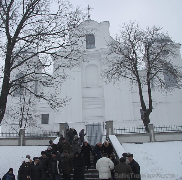 Ziemassvētku rīta ceļš uz baznīcu Latgalē ir svinīgi balts 140588