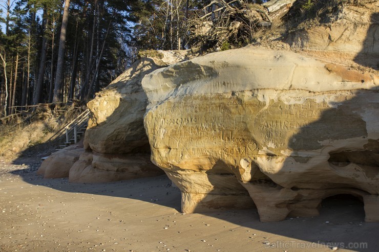 Veczemju klints ir krāšņākais sarkanā smilšakmens atsegums jūras piekrastē Latvijā 141022
