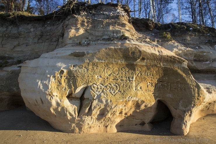 Veczemju klints ir krāšņākais sarkanā smilšakmens atsegums jūras piekrastē Latvijā 141023