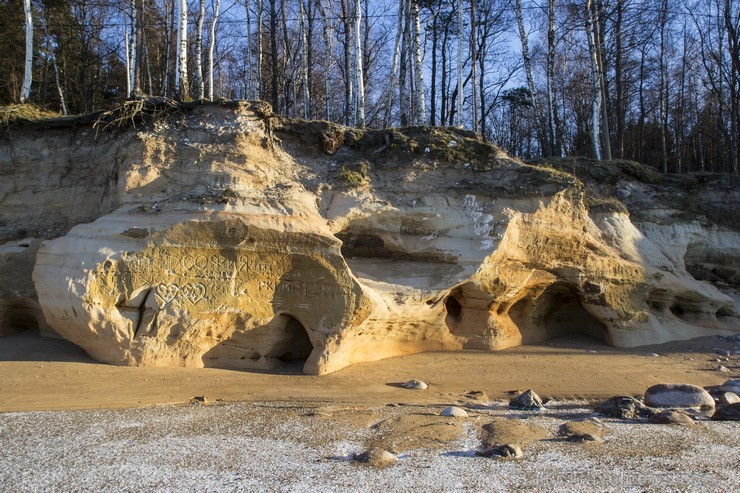 Veczemju klints ir krāšņākais sarkanā smilšakmens atsegums jūras piekrastē Latvijā 141024
