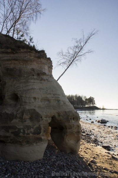 Veczemju klints ir krāšņākais sarkanā smilšakmens atsegums jūras piekrastē Latvijā 141027