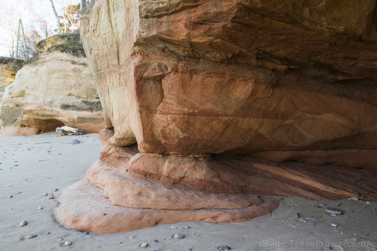 Veczemju klints ir krāšņākais sarkanā smilšakmens atsegums jūras piekrastē Latvijā 141034