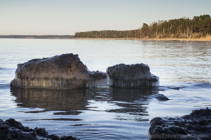 Veczemju klints ir krāšņākais sarkanā smilšakmens atsegums jūras piekrastē Latvijā 141042